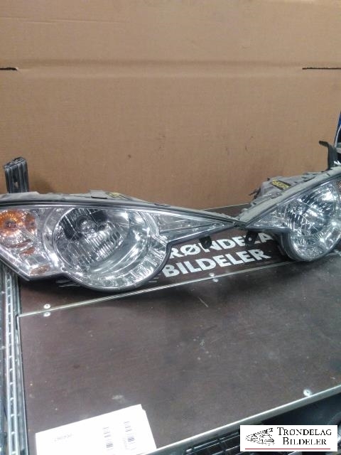 Frontlykt høyre halogen til SsangYong Actyon, 2007-2013  (8310231303)