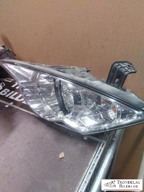 Frontlykt venstre halogen til SsangYong Actyon 2007-2013 (8310131303|)