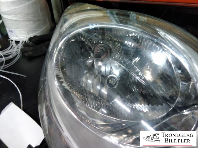 Frontlykt høyre halogen til Peugeot 107 2006-2014 (16 079 775 80|)