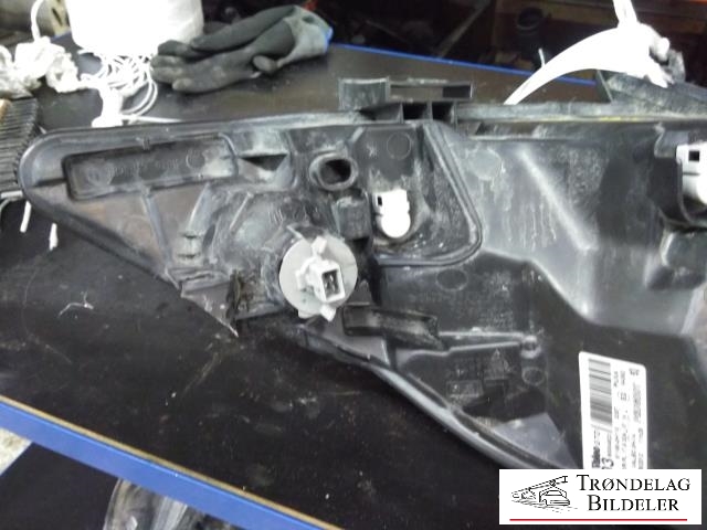 Frontlykt venstre halogen til Peugeot 107 2006-2014 (16 079 781 80|)