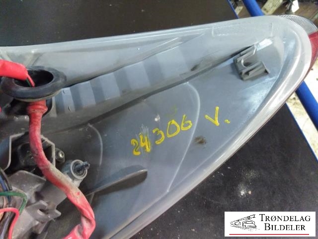 Baklykt venstre til Toyota Verso-S 2011-2015 (COMBI) (COMBI) (81561-52730|)