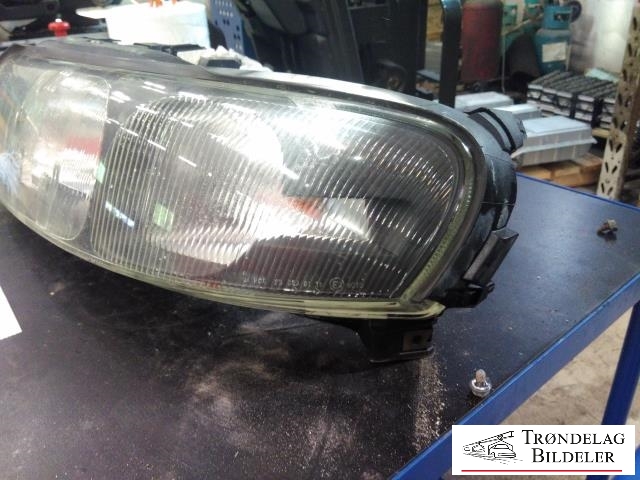 Frontlykt venstre halogen til Volvo XC70 2001-2004 (Type I, Fase 1)  (VOLVO|8659606|8693567|89006822|8662919|89006878|8693547|89007897|8620686|89004805|89007907|)