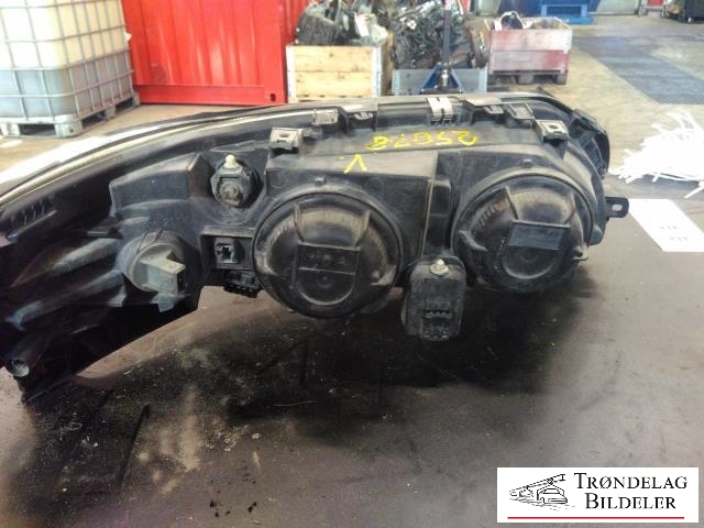Frontlykt venstre halogen til Volvo XC70 2001-2004 (Type I, Fase 1)  (VOLVO|8659606|8693567|89006822|8662919|89006878|8693547|89007897|8620686|89004805|89007907|)
