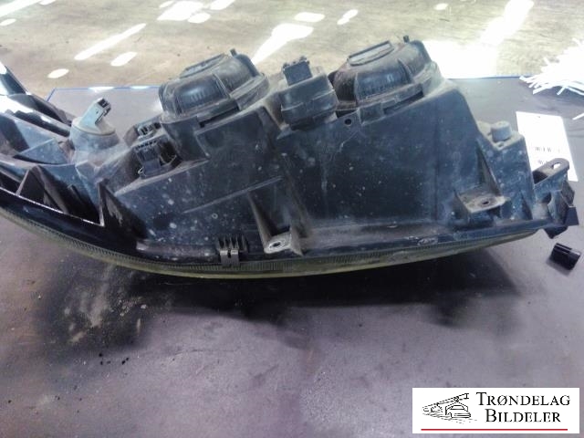 Frontlykt venstre halogen til Volvo XC70 2001-2004 (Type I, Fase 1)  (VOLVO|8659606|8693567|89006822|8662919|89006878|8693547|89007897|8620686|89004805|89007907|)