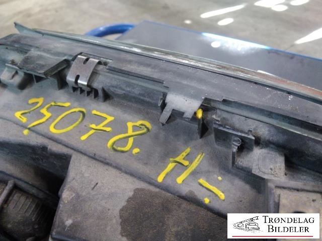 Frontlykt høyre halogen til Volvo XC70 2001-2004 (Type I, Fase 1)  (VOLVO|89006894|)