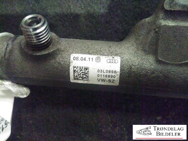 Dyseskinne (fuelrail) til VW Passat 2011-2015 (B7) (B7) (VW-SZ|03L 130 089 AA|)