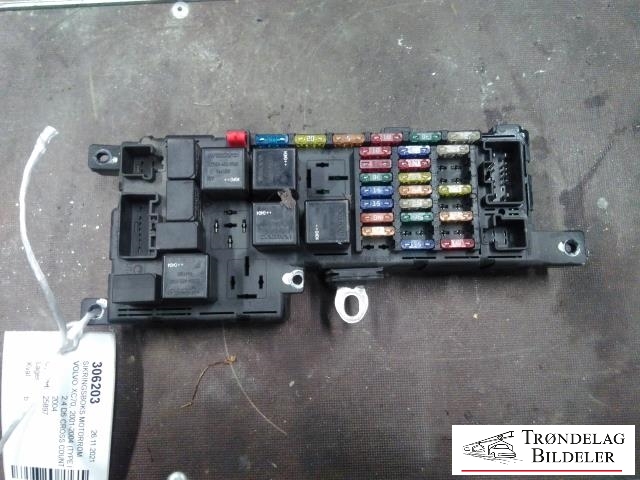 Sikringsboks motorrom til Volvo XC70 2001-2004 (Type I, Fase 1) (8678449-DLEP2X|)