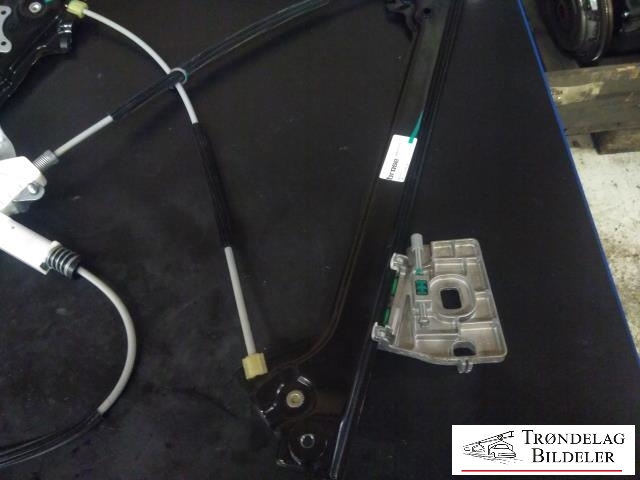 Ruteheis, kun motor, høyre foran til Nissan GT-R 2009-->>  (BROSE|988043-115|0 130 821 581|)