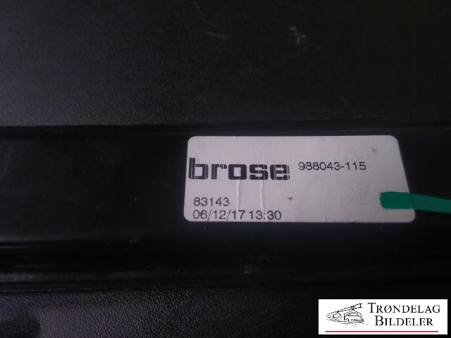 Ruteheis, kun motor, høyre foran til Nissan GT-R 2009-->>  (BROSE|988043-115|0 130 821 581|)