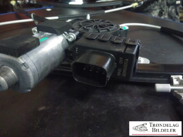Ruteheis, kun motor, høyre foran til Nissan GT-R 2009-->>  (BROSE|988043-115|0 130 821 581|)
