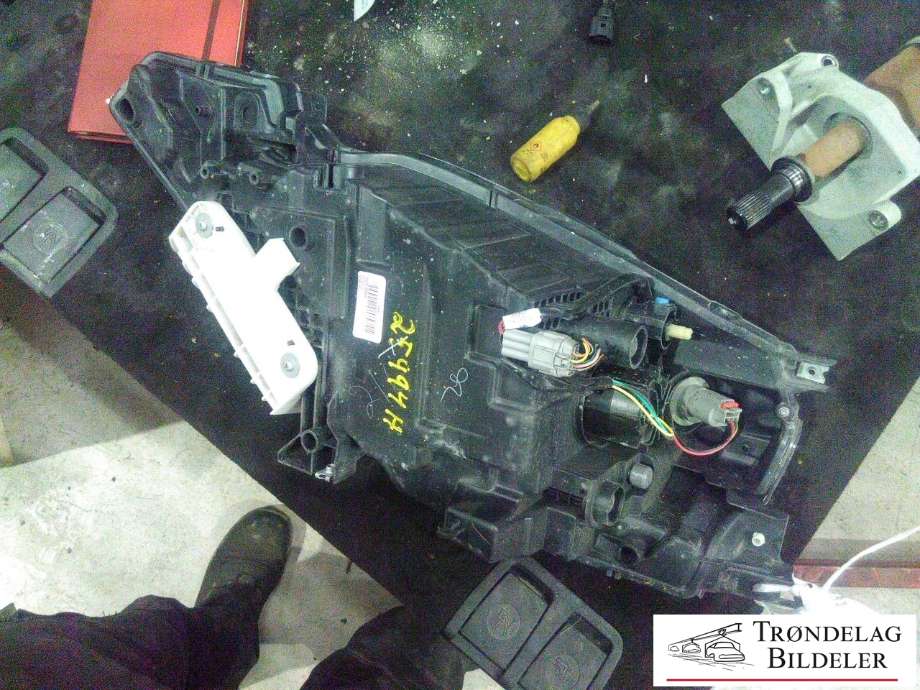 Frontlykt høyre halogen til Nissan Leaf 2011-2017 (Type I)  (VALEO|26010-9RB0A|)