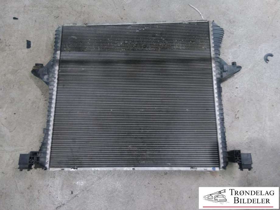 Radiator (manuell gir) til VW Amarok 2010-2016 (Type I, Fase 1) (VISTEON|17576AA|02H0121253A|)