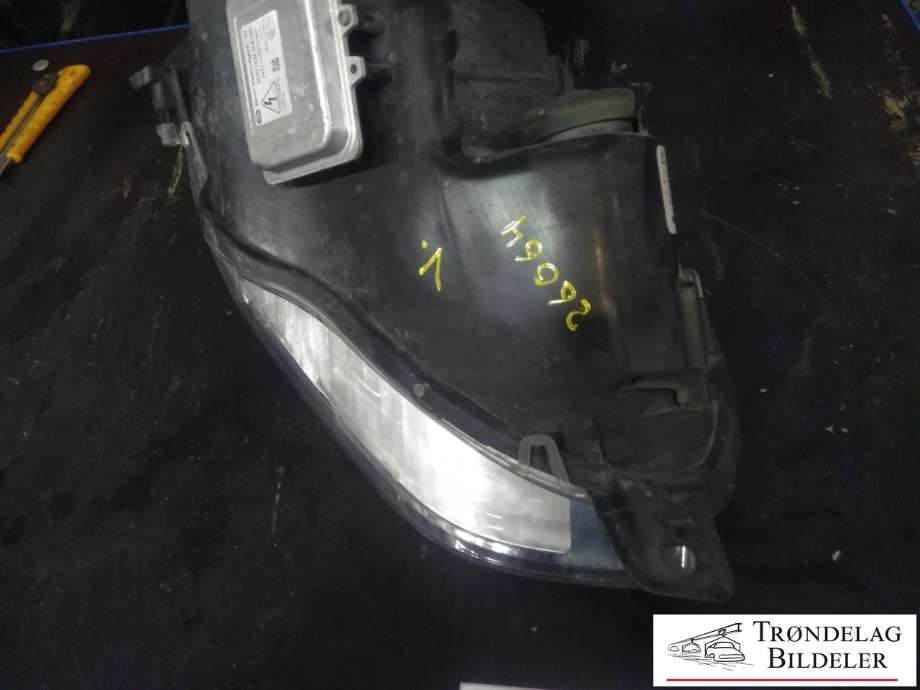 Frontlykt venstre xenon til Ford S-Max 2010-2015 (Type I, Fase 2)  (HELLA|6M21-13D155-AK|1ZS 009 250-41|)