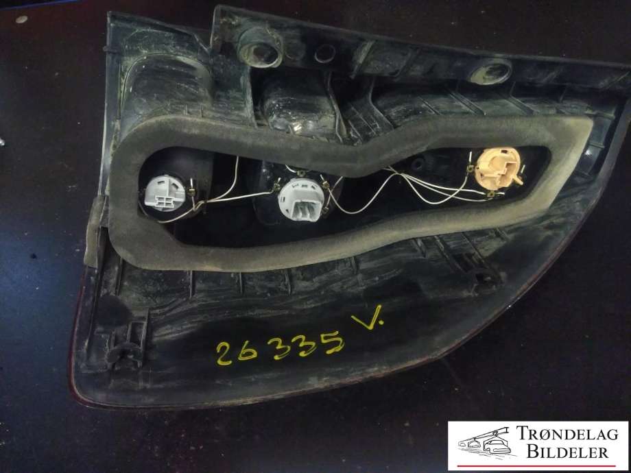 Baklykt venstre til Toyota Land Cruiser 120 2002-2009 (81561-60620|)