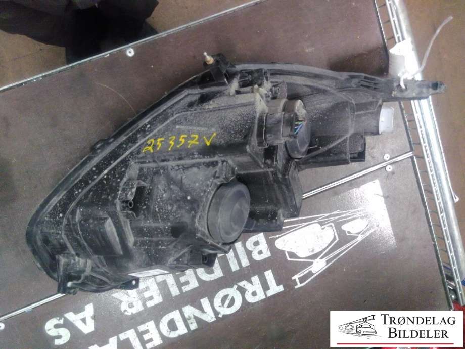 Frontlykt venstre halogen til Ford Transit Courier 2014-2018 (Type I, Fase 1) (JT76-13W030-AD|2263644|)