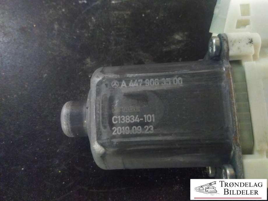 Ruteheis, kun motor, venstre foran til Mercedes Vito 2014-->> (W447) (W447) (A 447 906 35 00|)