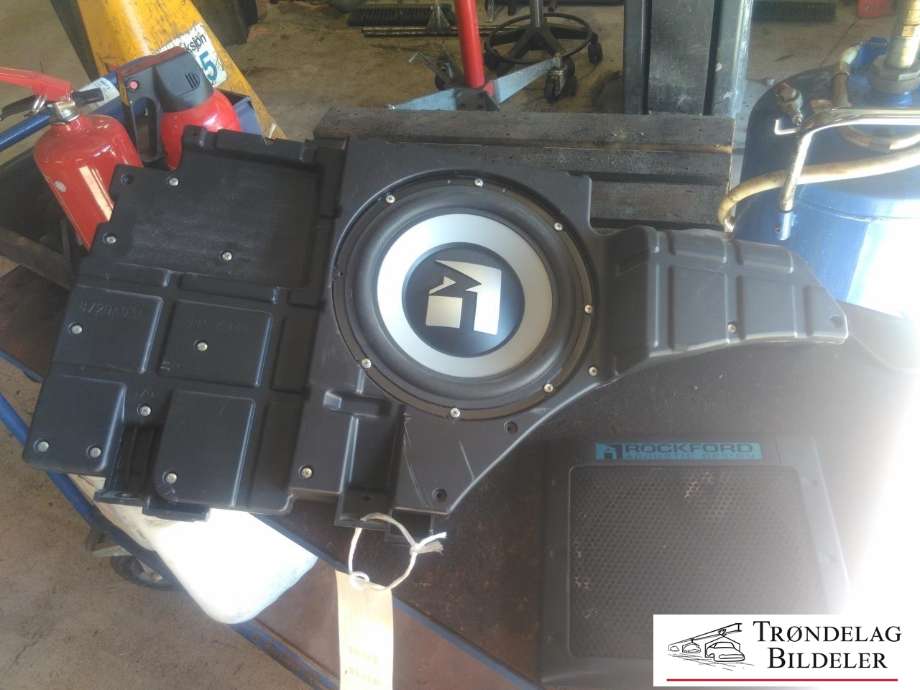 Bilstereo sub-woofer til Mitsubishi Pajero 2007-2016 (Type IV, Fase 1)  (8720A031|PP-KD40|)
