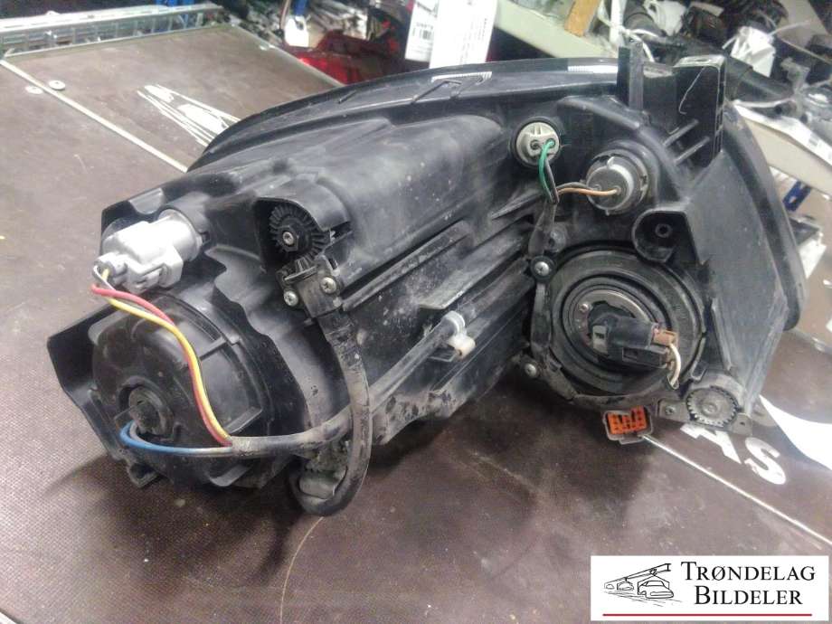 Frontlykt høyre halogen til Mitsubishi i-MiEV 2010-->> (8301B310|)
