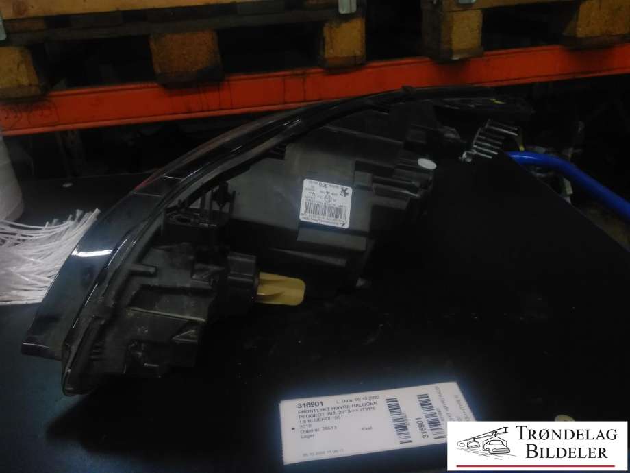 Frontlykt høyre halogen til Peugeot 308 2013-2021 (Type II)  (AL|C N00 000 076 00|9816990580-00|)