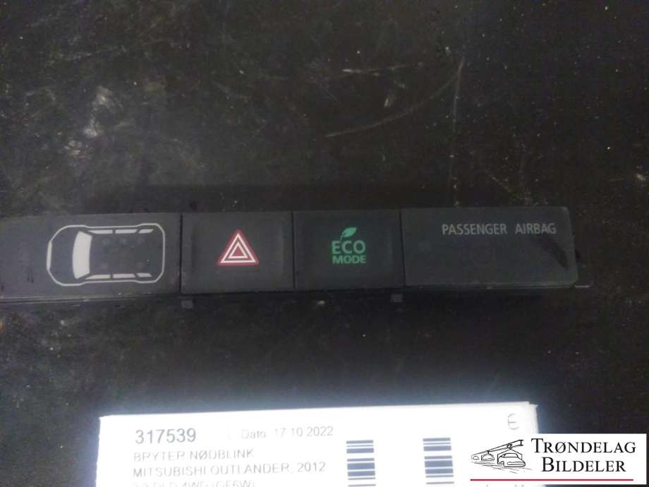 Bryter nødblink til Mitsubishi Outlander 2012-2015 (Type III, Fase 1)  (8002B409|C68233|)