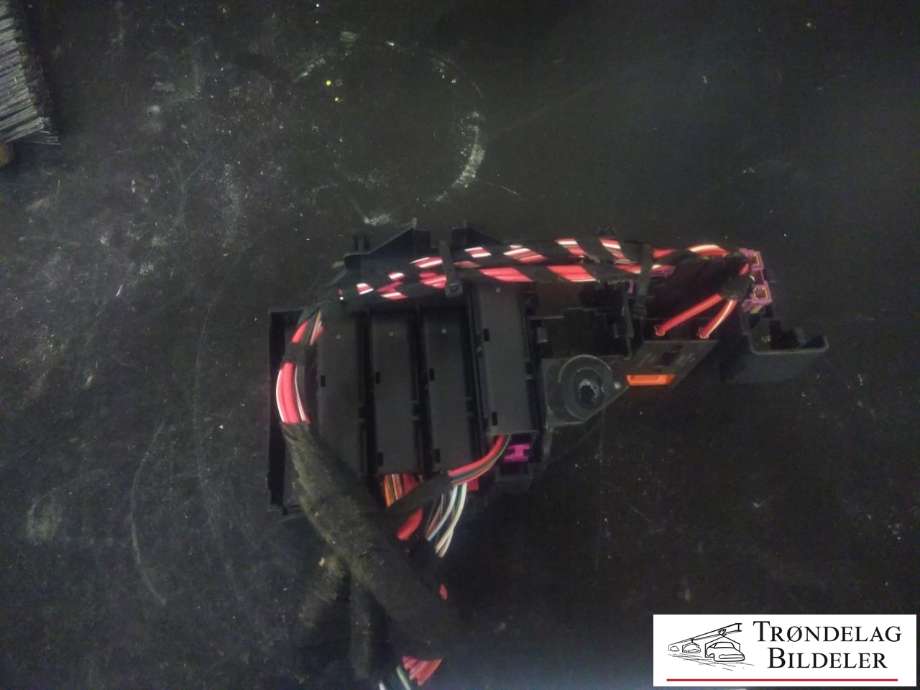 Sikringsboks bagasjerom til Audi Q5 2008-2012 (Type I, Fase 1)  