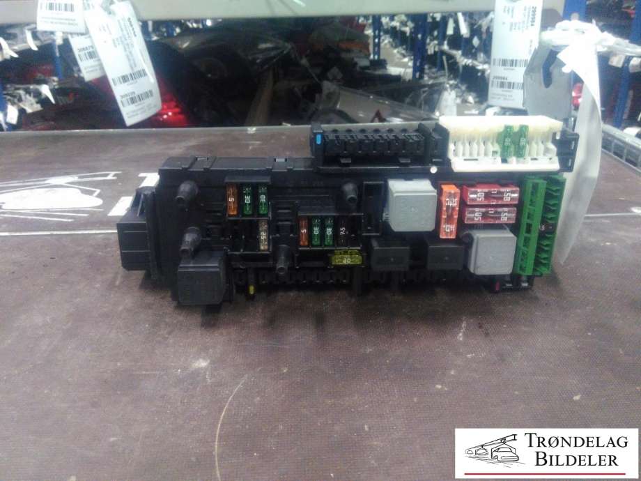 Sikringsboks bagasjerom til Mercedes C-Klasse 2011-2014 (Fase 2) (W204) (W204) (MERCEDES-BENZ|5DK 009 225-89|204 906 01 05|204 901 96 02)