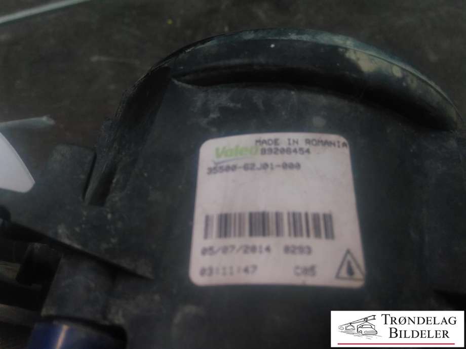 Tåkelykt venstre foran til Suzuki SX4 S-CROSS 2013-->> (Type II)  (89203951|6208F8|MN142091|6208F9|89210094|8200074008|620639|95563116300|35500-62J01|35500-63J02|35500-63J03|4709052|4711230|26150-EB500|26154-4A00C|2N11-15201-AB|620662|35500-63J04|35500-62J00|95509057|4700132|26150-VD30A|26154-4A00D|1209177|6208Y2|35500-63J00|26155-EB500|26154-4A00G|6710027|4711474|93168987|35500-63J01|93193892|95507154|26150-VD300)