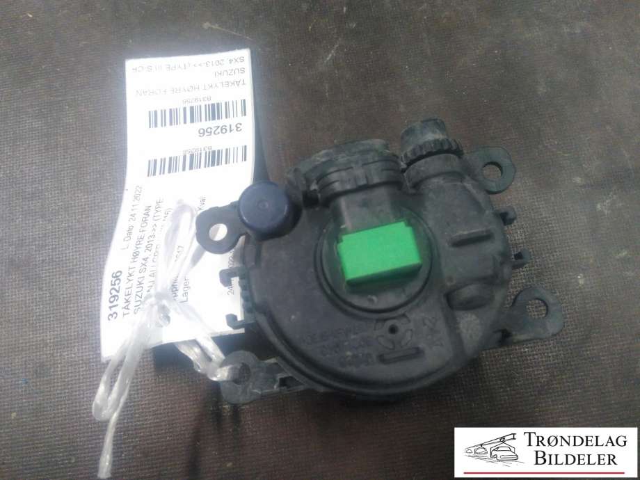 Tåkelykt høyre foran til Suzuki SX4 S-CROSS 2013-->> (Type II)  (89203951|6208F9|MN142091|89210094|8200074008|620639|95563116300|35500-62J01|35500-63J02|35500-63J03|4709052|4711230|26150-EB500|26154-4A00C|2N11-15201-AB|620662|35500-63J04|35500-62J00|95509057|4700132|26150-VD30A|26154-4A00D|1209177|6208Y2|35500-63J00|26155-EB500|26154-4A00G|6710027|4711474|9316987|35500-63J01|93193892|95507154|26150-VD300)