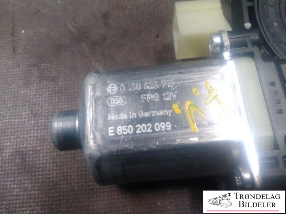 Ruteheis, kun motor, venstre foran til Škoda Superb 2015-->> (Type III)  (BOSCH|0 130 822 717|5Q0 959 801 B|)