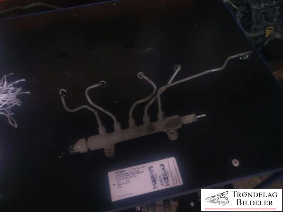 Dyseskinne (fuelrail) til Toyota RAV4, 2006-2009 (Type III, Fase 1)  (23810-0R010)