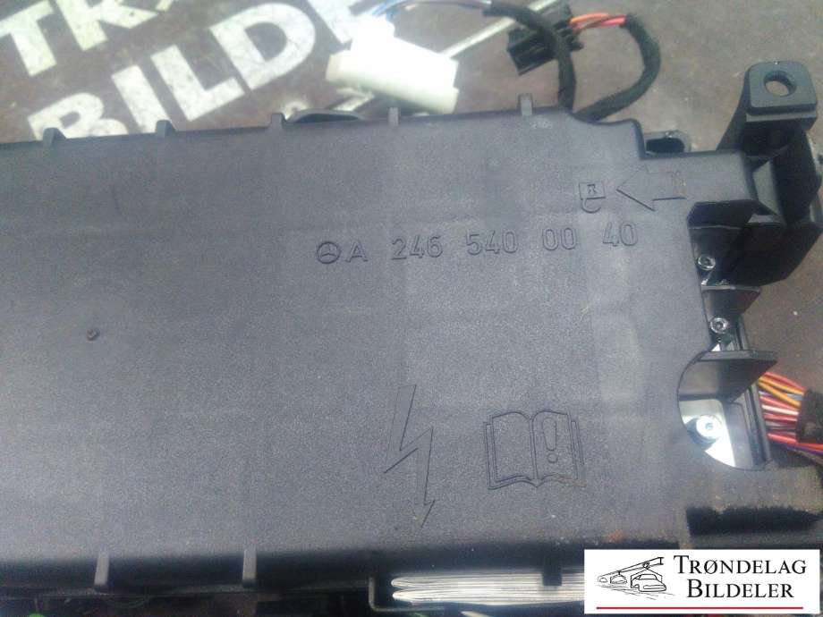 Sikringsboks kupe til Mercedes A-Klasse 2012-2018 (W176) (W176) (A2465400040|)