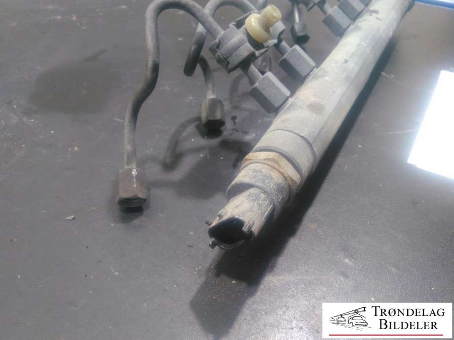 Dyseskinne (fuelrail) til Toyota Corolla 2002-2007  (23810-33021|)