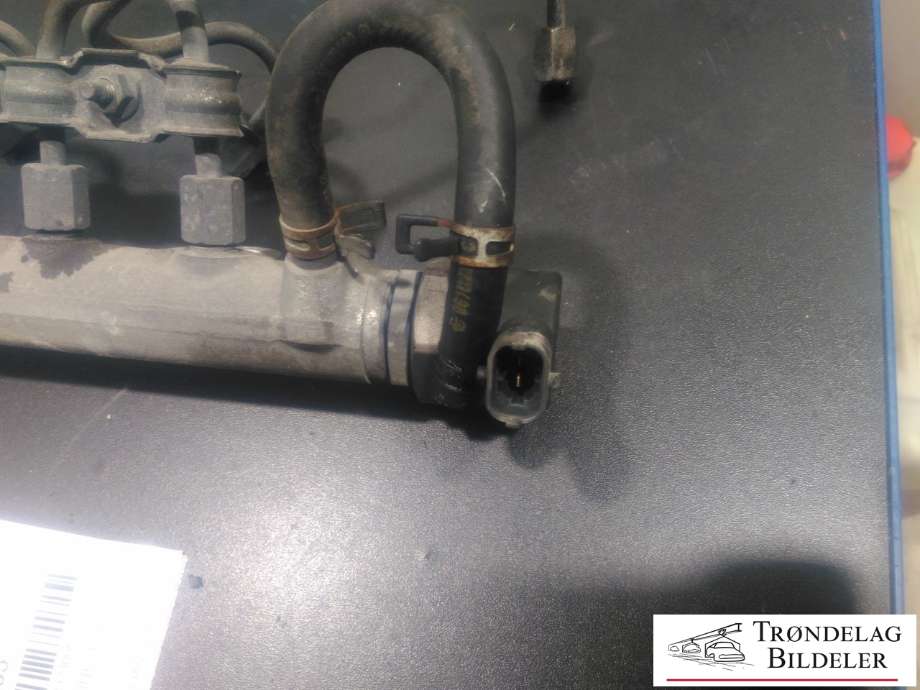 Dyseskinne (fuelrail) til Toyota Corolla 2002-2007  (23810-33021|)