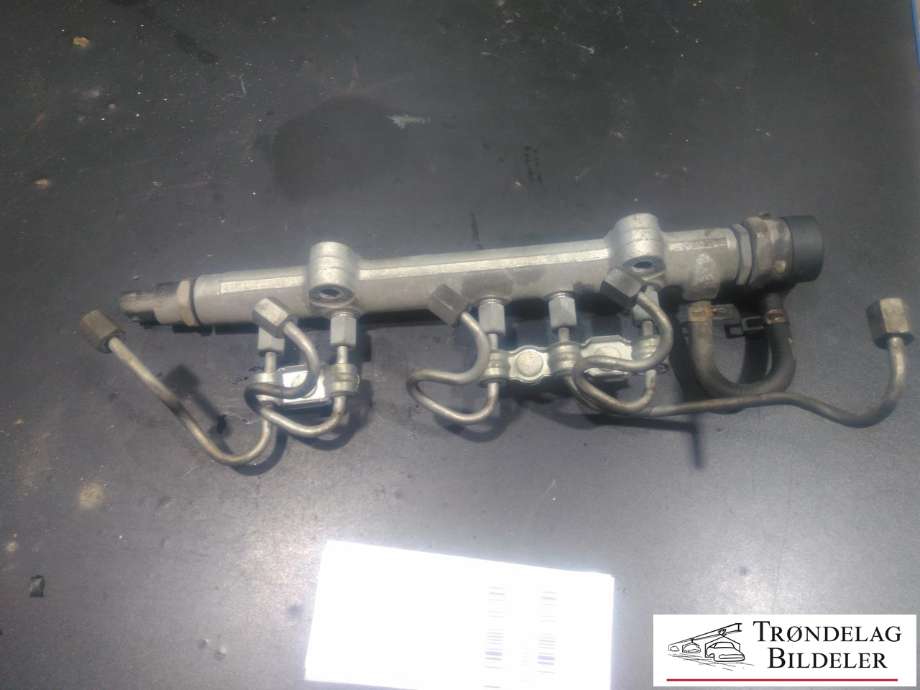 Dyseskinne (fuelrail) til Toyota Corolla 2002-2007  (23810-33021|)