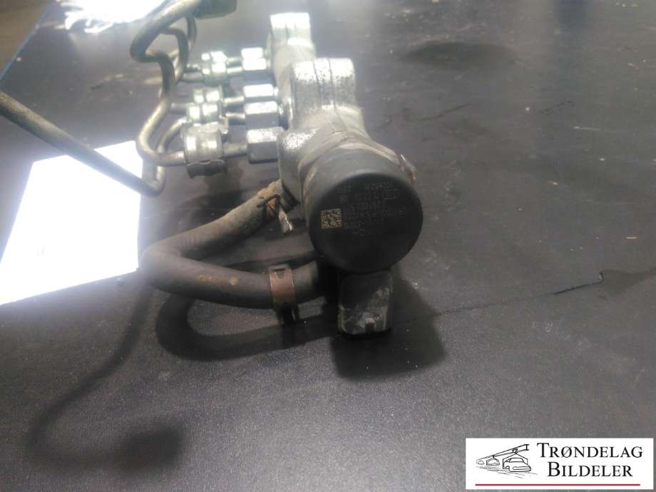 Dyseskinne (fuelrail) til Toyota Corolla 2002-2007  (23810-33021|)
