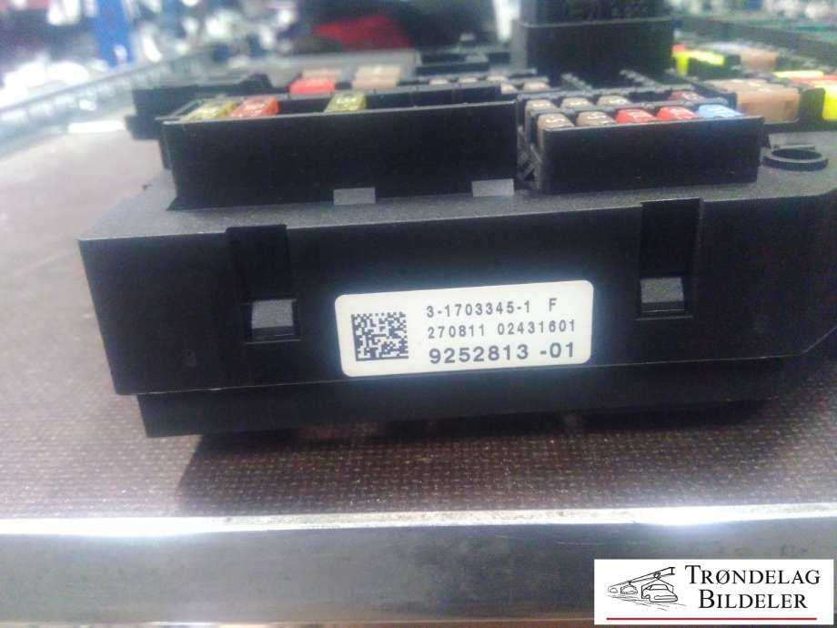 Sikringsboks bagasjerom til BMW 5-Serie 2010-2017 (F10/F11) (F10/F11) (3-1703345-1 F|270811 02431601|9252813-01)