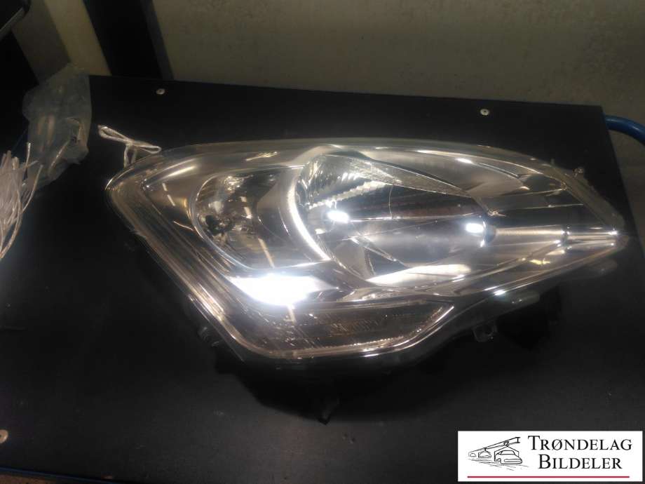 Frontlykt høyre halogen til Peugeot Partner 2015-2019 (Type II, Fase 2) (VALEO|89318041|9682828180|)