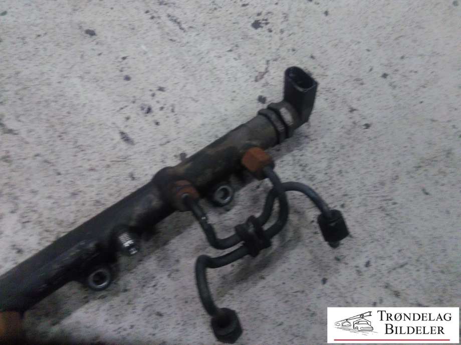 Dyseskinne (fuelrail) til BMW 5-Serie 2003-2010 (E60/E61) (E60/E61) (13 53 7 805 728|)