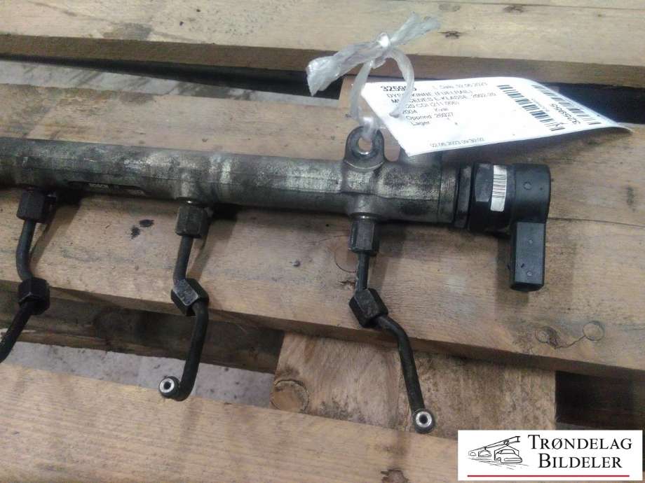 Dyseskinne (fuelrail) til Mercedes E-Klasse 2002-2006 (Fase 1) (W211) (W211) (BOSCH|A 611 070 03 95|)