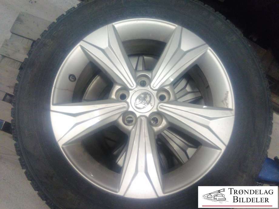 Hjulsett aluminium vinter til Toyota C-HR 2016-->>  (NOKIAN|215/60R17 5X114.3 6.5JX17 ET45 CB60.1MM|6 MM MØNSTERDYBDE|PROD: 05-19)