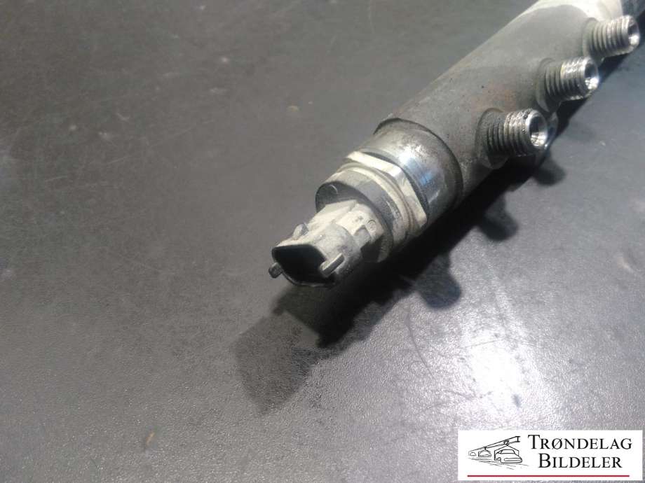 Dyseskinne (fuelrail) til Volvo V70 2005-2007 (Type II, Fase 2)  (BOSCH|0 445 215 023|30777554|)