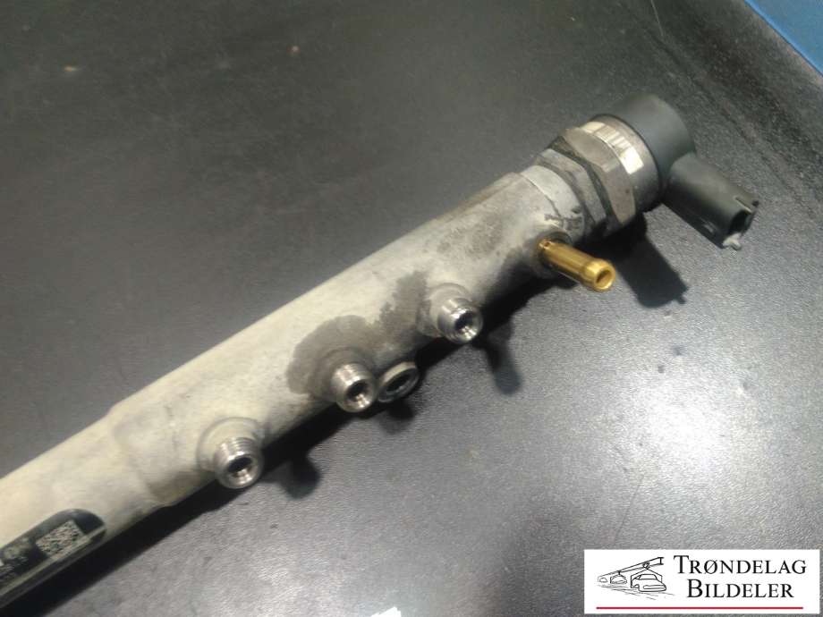 Dyseskinne (fuelrail) til Volvo V70 2005-2007 (Type II, Fase 2)  (BOSCH|0 445 215 023|30777554|)