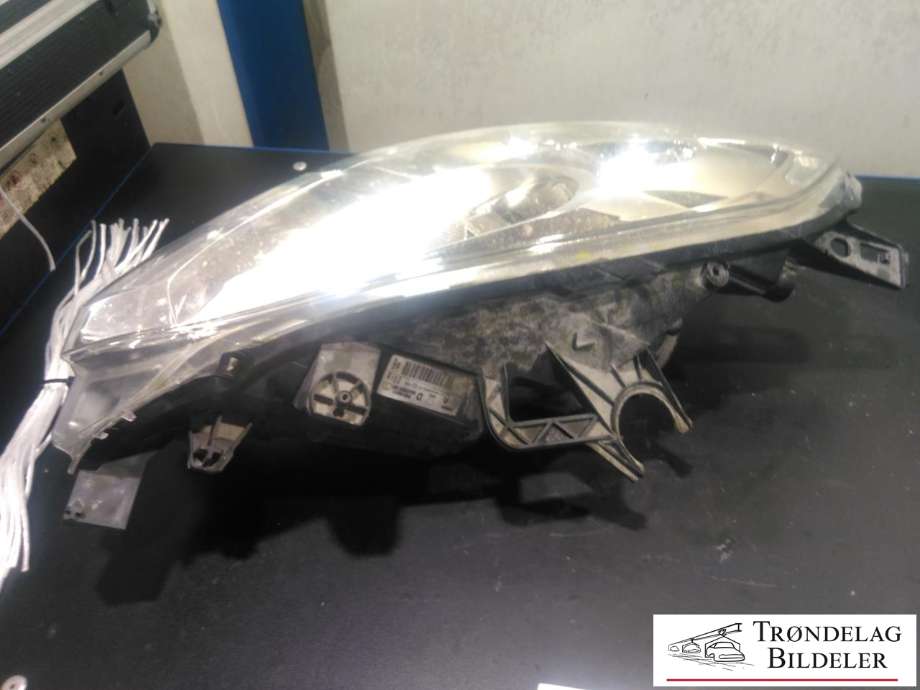 Frontlykt høyre halogen til Peugeot Partner 2015-2019 (Type II, Fase 2)  (VALEO|89318041|9682828180|)