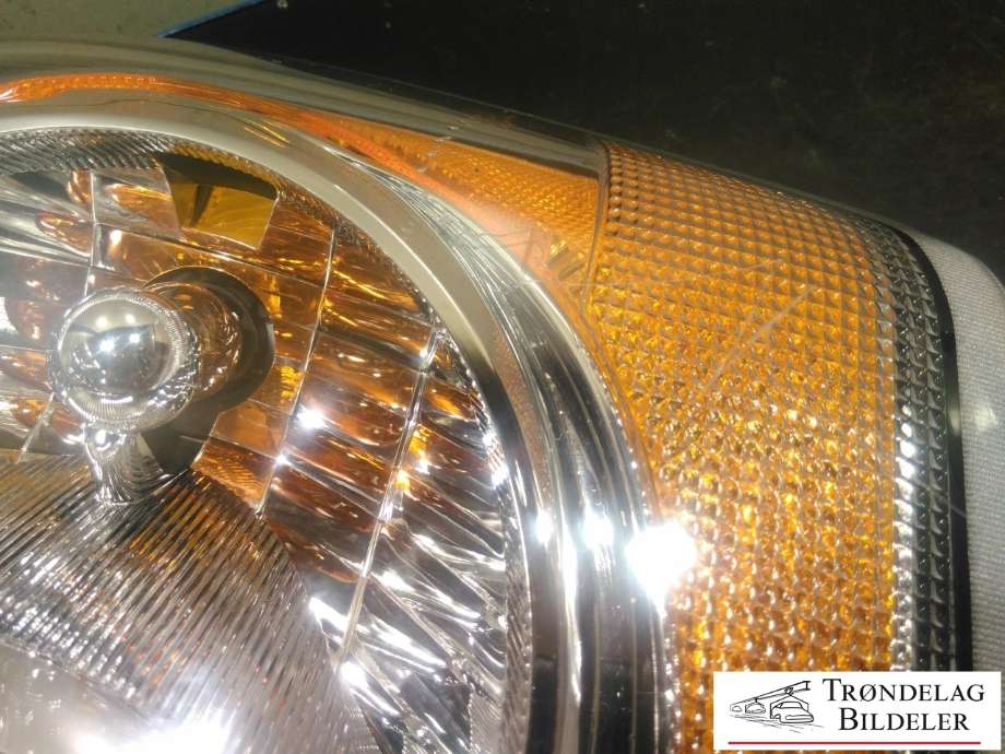 Frontlykt venstre halogen til Dodge Durango 2004-2009 (55077721AE|)