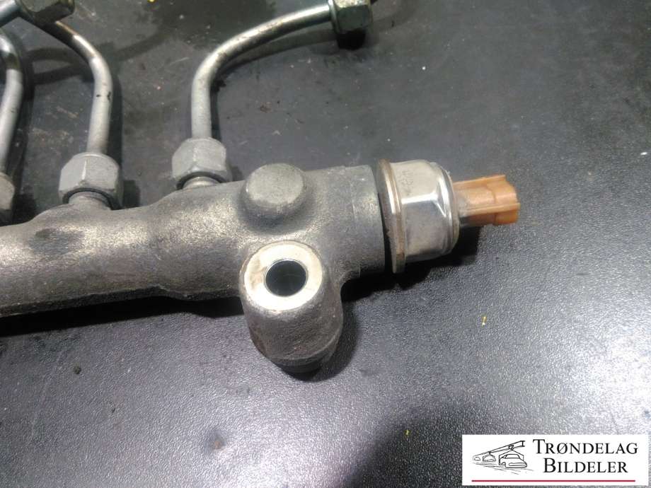 Dyseskinne (fuelrail) til Mitsubishi Outlander 2010-2012 (Type II, Fase 2)  (1465A304|)