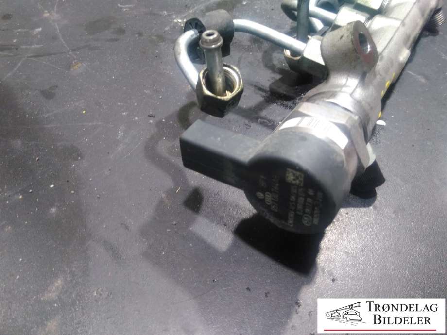 Dyseskinne (fuelrail) til Škoda Octavia 2013-2016 (Type III, Fase 1)  (04L130089D|057130764AB|04L906054|04L906054E|)