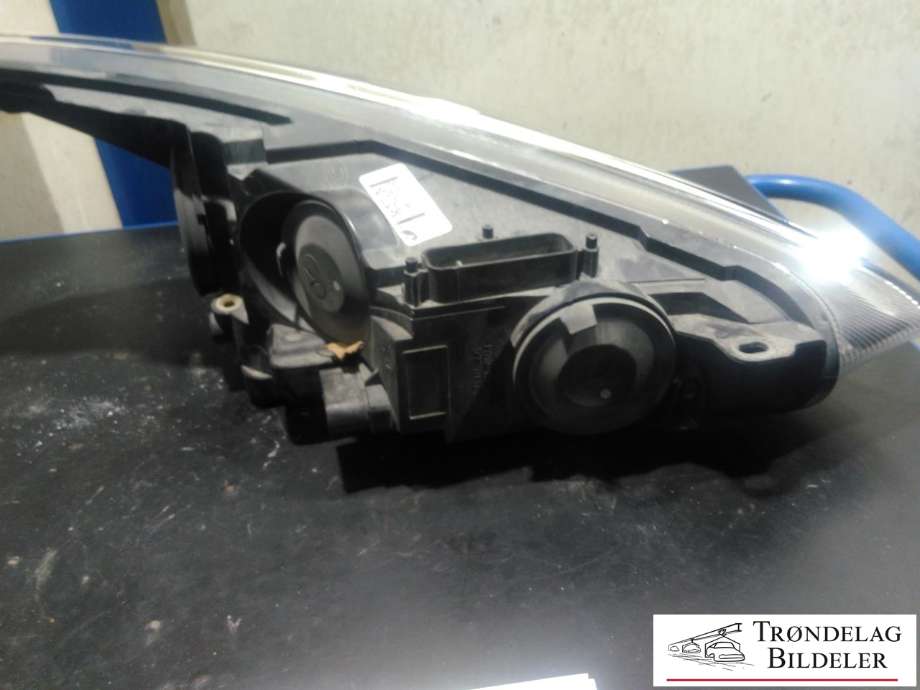 Frontlykt venstre halogen til Ford Focus 2014-2018 (Type III, Fase 2)  (2063541|F1EB-13W030-AGB|)