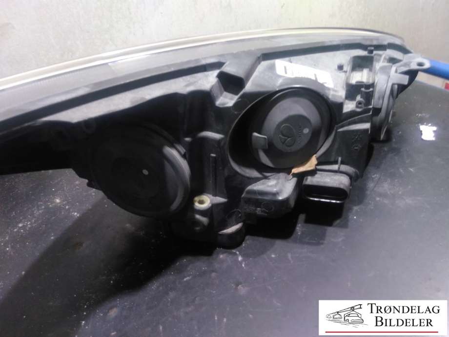 Frontlykt venstre halogen til Ford Focus 2014-2018 (Type III, Fase 2)  (2063541|F1EB-13W030-AGB|)