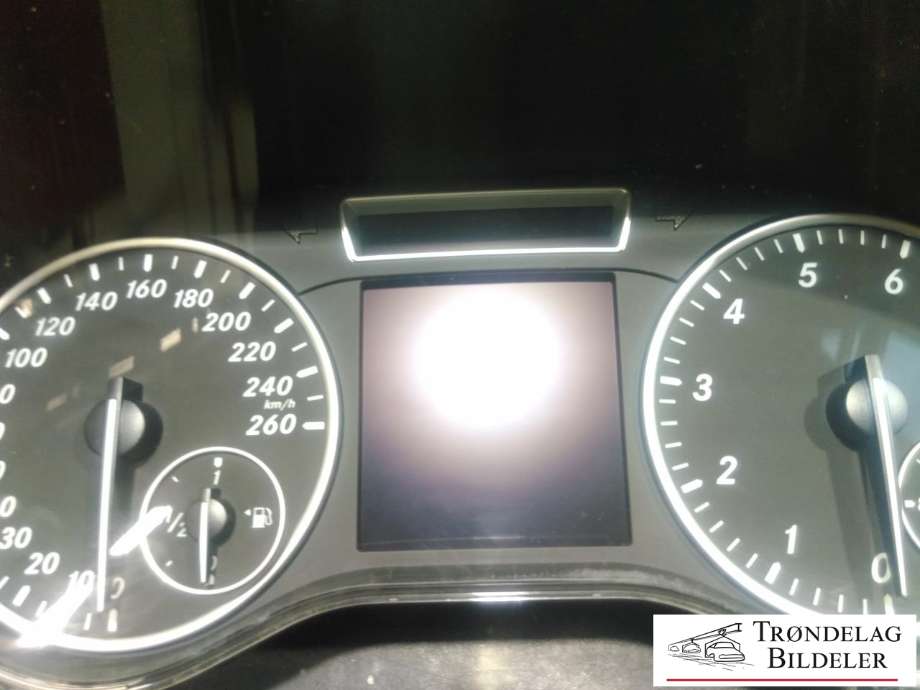 Instrumentpanel til Mercedes A-Klasse 2012-2018 (W176) (W176) (A 176 900 73 00|0 263 700 052|)