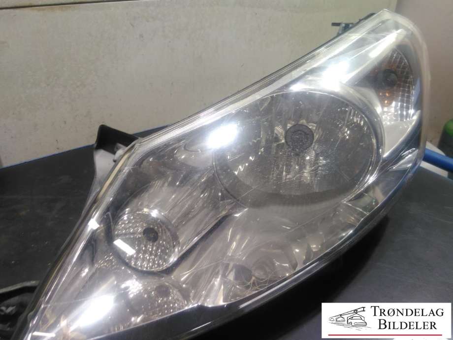 Frontlykt venstre halogen til Peugeot Expert 2007-2016 (Type II)  (VALEO|6208L0|1401368180|89902605)